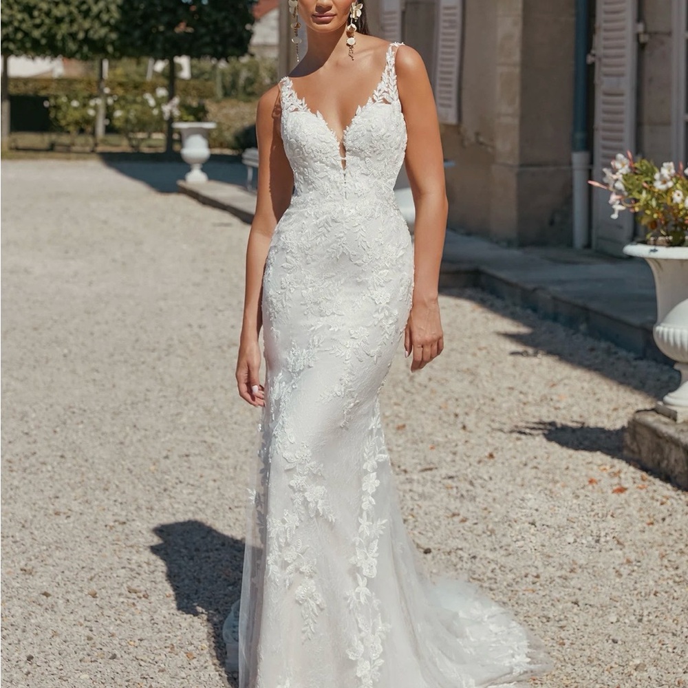 Elegant White Lace Mermaid Wedding Dress with Plunging V-Neck - Picture 1 of 7